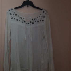 white long sleeve shirt w/pattern at the top